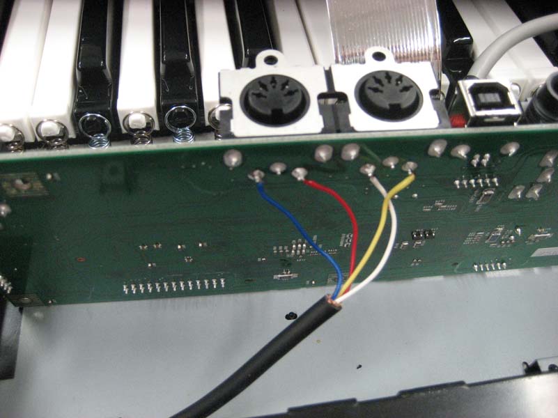 MIDI OUT/IN must be taken from the bottom side of the PCB, luckily there's plenty of room to accomodate the cable.
