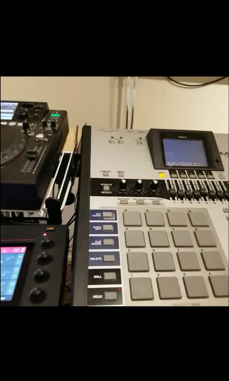 AKAI PRO. MPC LIVE -n- Roland MV-8800